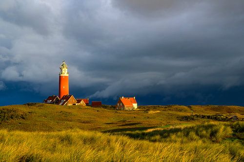 Vuurtoren van Texel in de duinen tijdens een stormachtige herfstochtend
