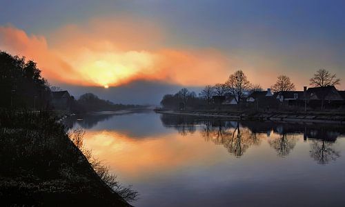 Coucher de soleil brumeux le long de la rivière Lys