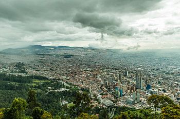 Monserrate a laissé un paysage urbain de Bogota, capitale de la Colombie.