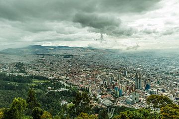 Monserrate links Stadtbild von Bogota Hauptstadt von Kolumbien von Thijs van Laarhoven