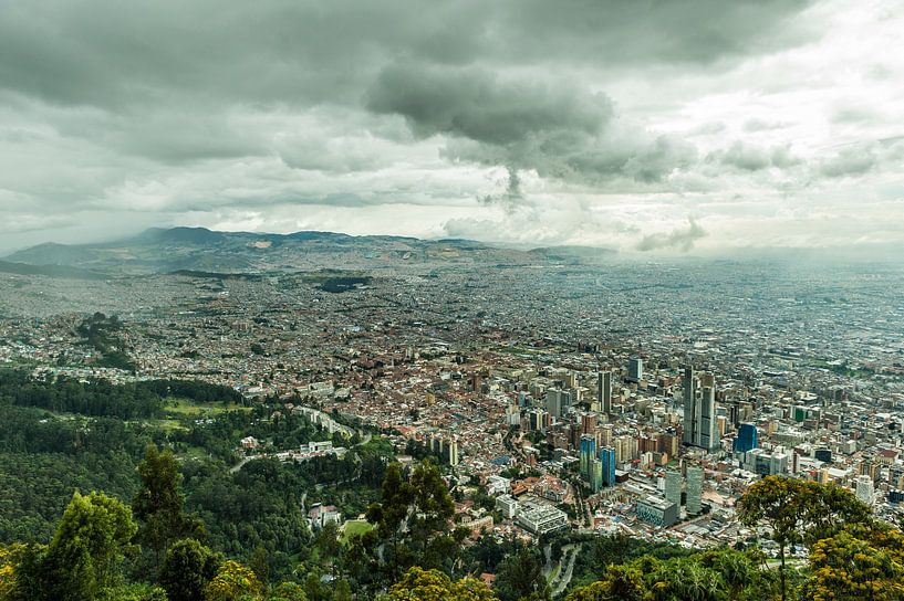 Monserrate links Stadtbild von Bogota Hauptstadt von Kolumbien von Thijs van Laarhoven