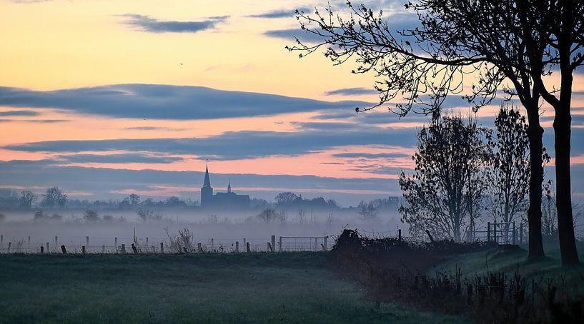 L'église Saint-Pierre dans la brume du matin - Mons par Guus Rameckers