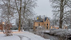 Kasteel Nienoord voor zonsopkomst in de sneeuw