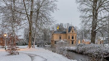 Château de Nienoord avant le lever du soleil dans la neige
