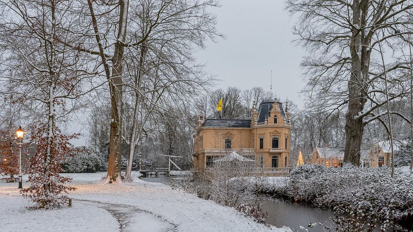 Château de Nienoord avant le lever du soleil dans la neige par R Smallenbroek