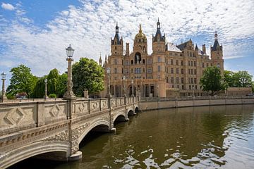 Brug naar kasteel Schwerin of paleis Schwerin, in het Duitse Schweriner Schloss, een romantisch monu van Maren Winter