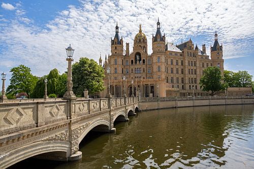 Brücke zum Schweriner Schloss oder Schweriner Palais, im deutschen Schweriner Schloss, einem romanti