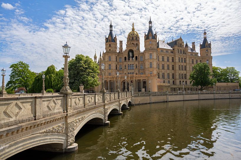 Pont vers le château de Schwerin ou le palais de Schwerin, en allemand Schweriner Schloss, un édific par Maren Winter