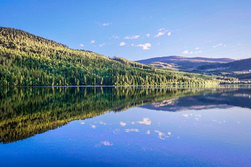 Die Stille spiegeln: Berge und Himmel im Heggefjord