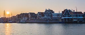 Coucher de soleil au port de Volendam II sur Chris Snoek