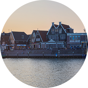 Zonsondergang bij de haven in Volendam II van Chris Snoek