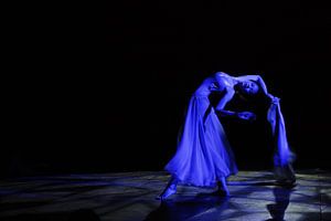 Tänzerin in blau # 3 von Vovk Serg