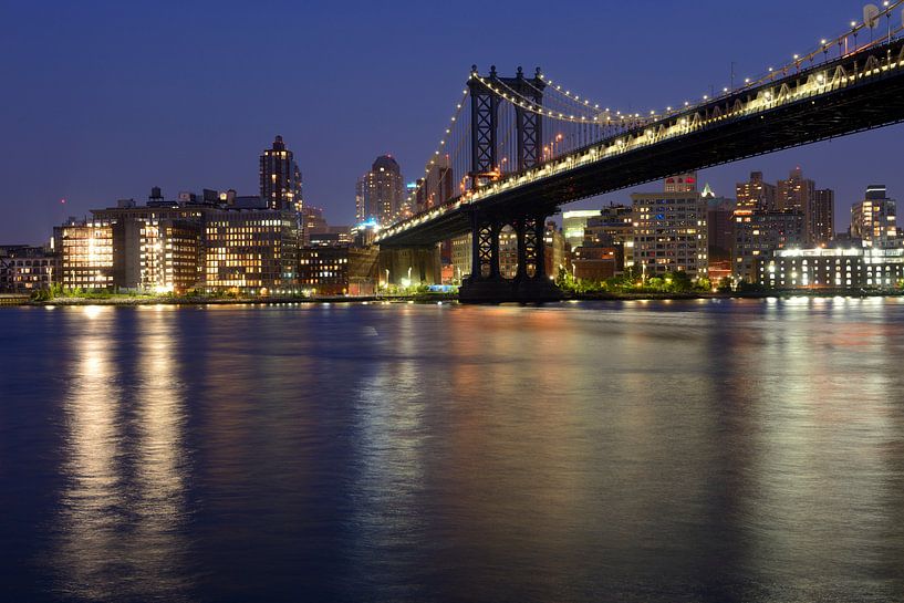 Manhattan Bridge over East River in New York in de avond von Merijn van der Vliet