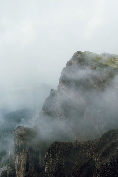 Nebliger Grat in den Dolomiten von Dave Adriaanse - Photography