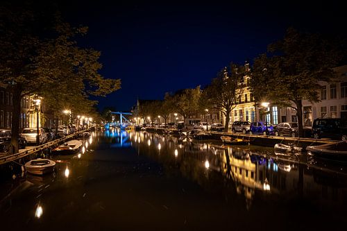 Typische holländische Grachtenhäuser entlang des Kanals in Alkmaar