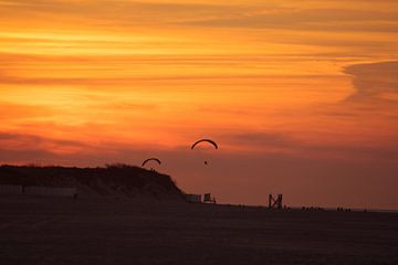 Kiters at sunset in Vrouwenpolder by Eugenlens