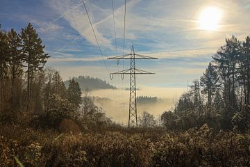 Hoogspanningsmasten onder de ruïne Nellenburg bij Stockach met mist - Landkreis Konstanz van BlattArt - Christine Horn