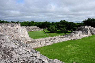 Op het hoogtepunt van de Maya geschiedenis: Uitzicht vanaf Edzná van Frank Photos