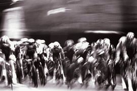 Das Radfahrerpeloton kommt aus der Kurve von Studio Koers