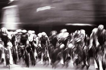 Wielerpeloton komt uit de bocht