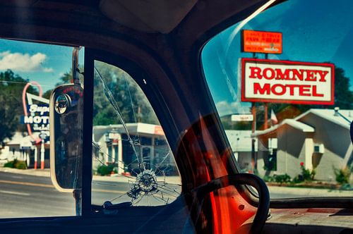 Vintage car met kogelgat langs route 66.