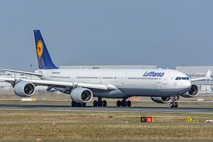 Abflug Lufthansa Airbus A340-600 (D-AIHX).