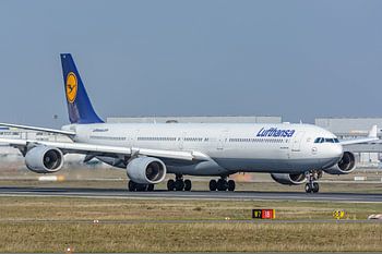 Abflug Lufthansa Airbus A340-600 (D-AIHX).