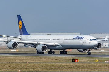 Take-off Lufthansa Airbus A340-600 (D-AIHX). van Jaap van den Berg