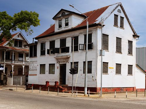 Bouwval in Paramaribo de hoofdstad van Suriname