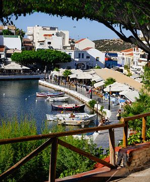 Port méditerranéen animé, plein de terrasses et de bateaux flottants sur Paul de Kok