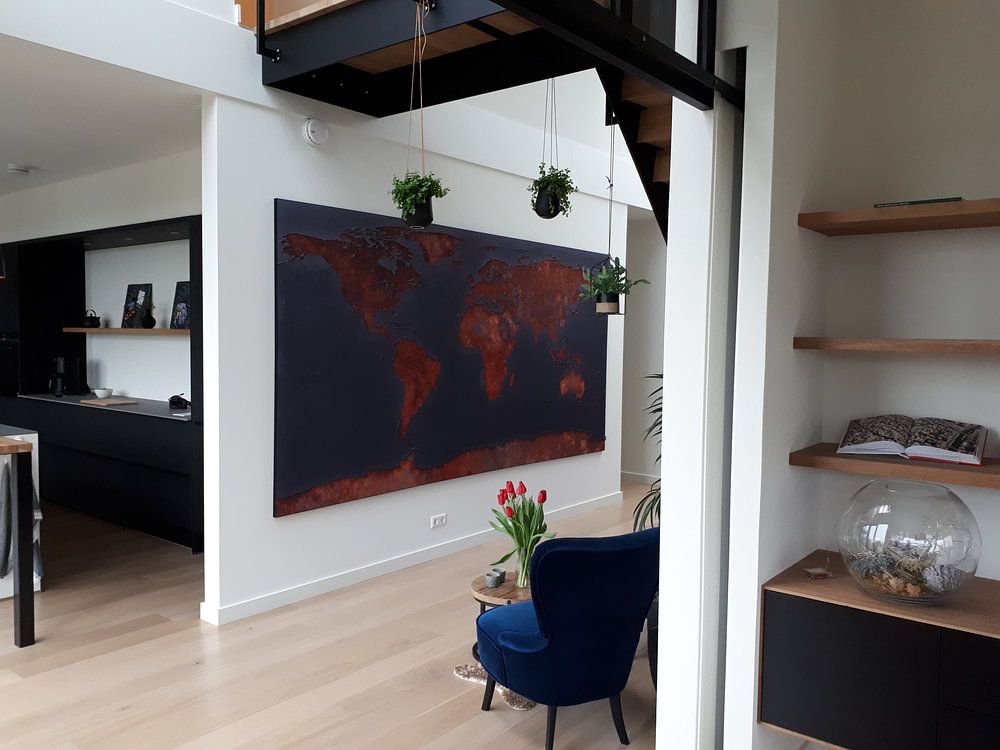 Weltkarte rostet - Signalschwarz von Frans Blok - Fotos, Kunst und weitere Wanddekoration