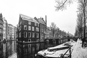 Innere Stadt von Amsterdam im Winter Schwarz und Weiß