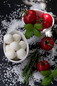 Tomatoes with fresh basil sur Tanja Riedel