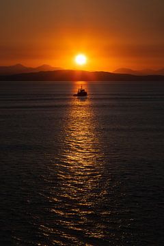 Zonsondergang op Zee | Boot in de spotlight van Laura Dijkslag