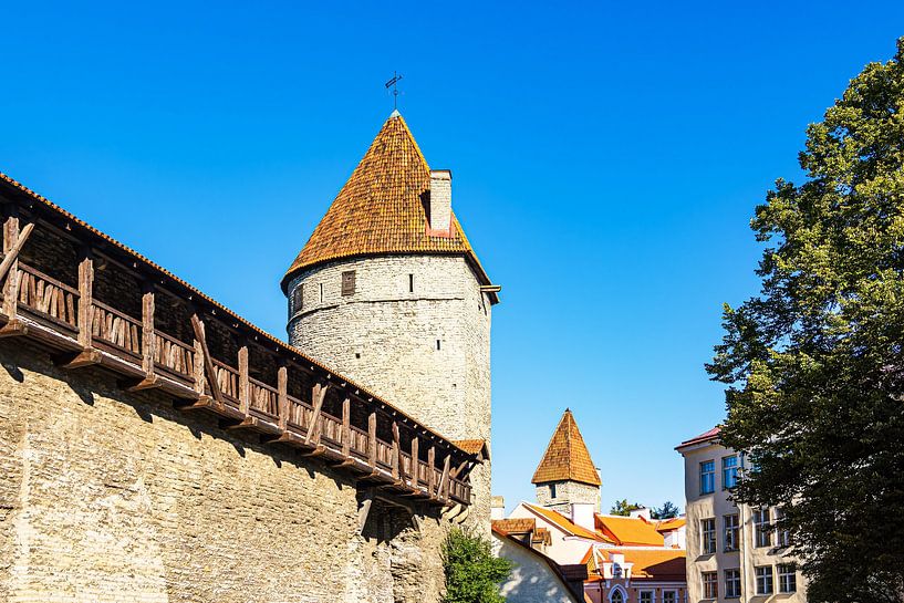 Uitzicht op de stadsmuur en torens in de oude binnenstad van Tallinn, van Rico Ködder
