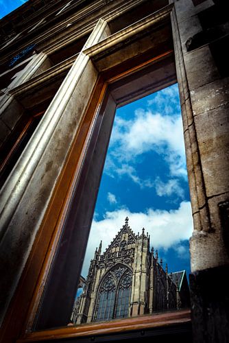 Réflexion de l'église Dom dans la fenêtre du bâtiment universitaire d'Utrecht