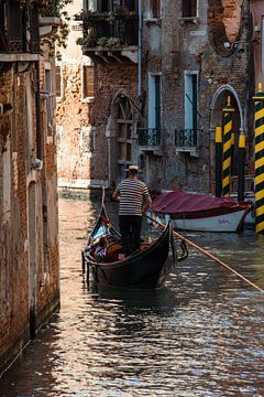 Gondel in de grachten van Venetie, Italie van Marco Leeggangers