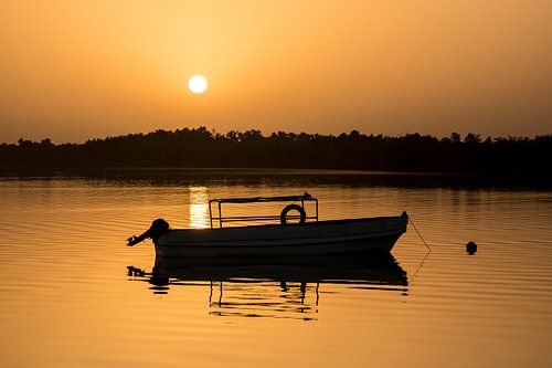 Zon komt op boven rivier in Gambia, Afrika.