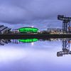 Stadsgezicht van Glasgow bij schemering met reflecties van Sonny Vermeer