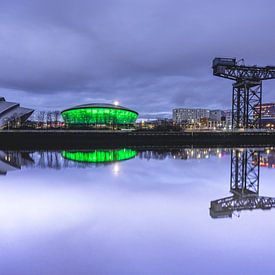Stadtansicht von Glasgow in der Dämmerung mit Spiegelungen von Sonny Vermeer