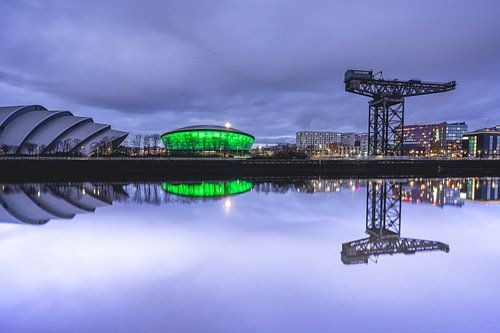 Vue de la ville de Glasgow au crépuscule, avec des reflets sur Sonny Vermeer