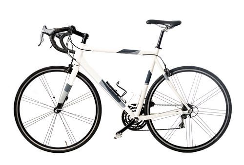 Racefiets in wit met zwarte en grijze details
