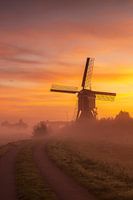 De broekmolen in de vroege mistige ochtend voor zonsopkomst