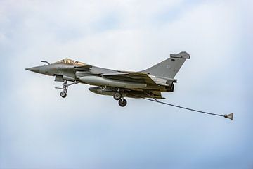 Een Franse Dassault Rafale M met refueling pod. van Jaap van den Berg