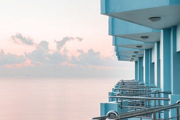 Reihe von blauen Balkonen Hotel. von Ron van der Stappen