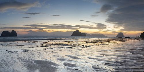 Zonsopgang op het strand van Koh Ngai