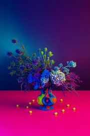 Electric Garden - Moderne Blumen in abstrakter Vase - buntes Kunstwerk von Kleurenrijk
