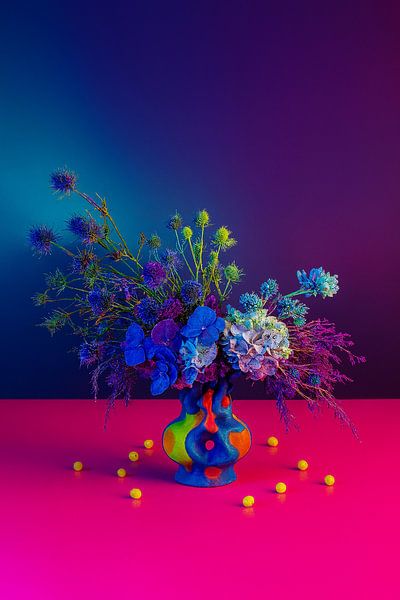 Electric Garden - Modern flowers in abstract vase - colourful artwork by Kleurenrijk