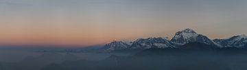 Panorama vanaf Poon Hill Nepal van Ellis Peeters