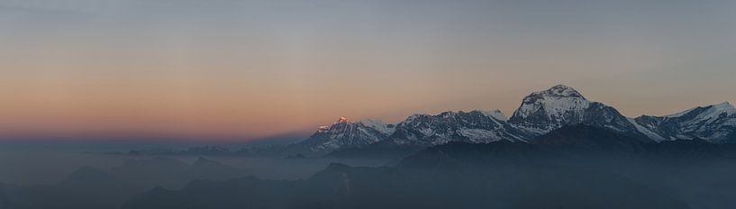 Panorama vanaf Poon Hill Nepal van Ellis Peeters